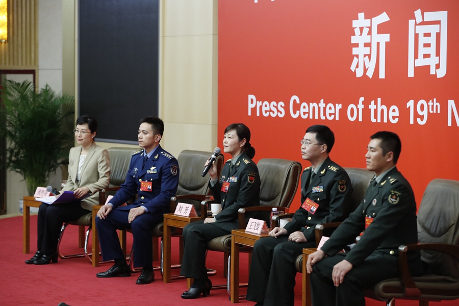 十九大新聞中心舉行“中國(guó)特色強(qiáng)軍之路邁出堅(jiān)定步伐”集體采訪