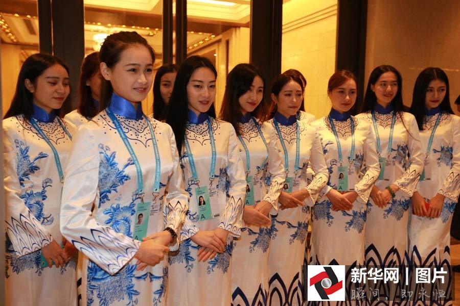 互聯網大會禮儀穿青花瓷旗袍亮相