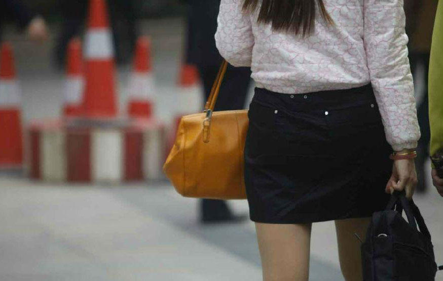 佛山兩會(huì)女委員包包走簡樸低調(diào)路線