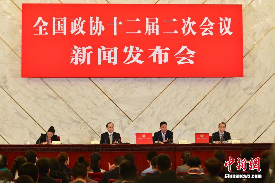2014兩會(huì)首場(chǎng)發(fā)布會(huì)記者表情：“拍照神器”