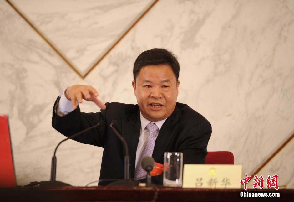 2014兩會(huì)首場(chǎng)發(fā)布會(huì)記者表情：“拍照神器”