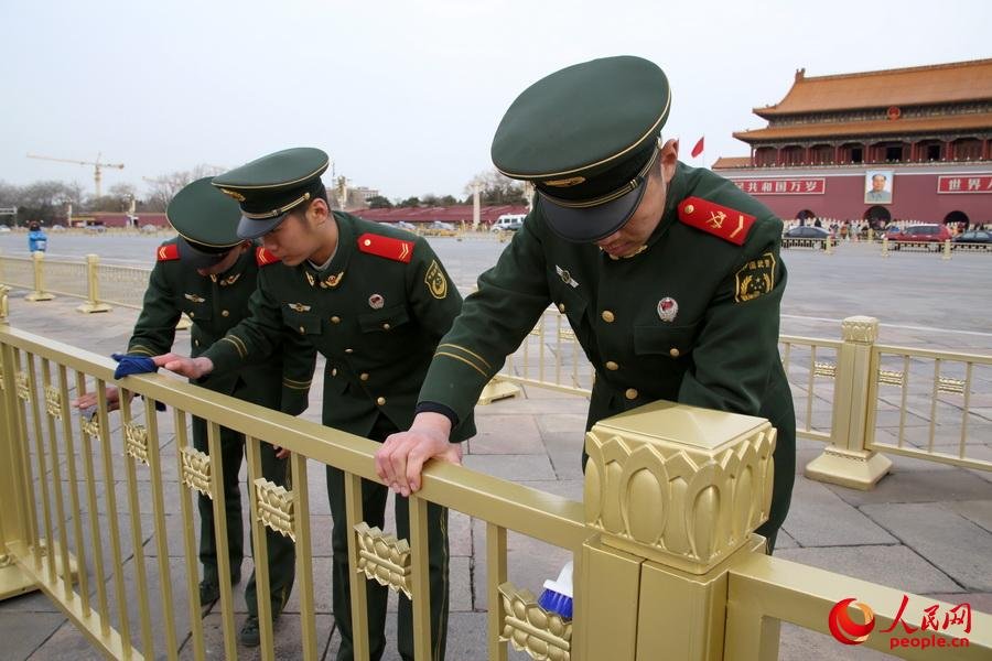 北京迎全國兩會數百武警洗天安門護欄