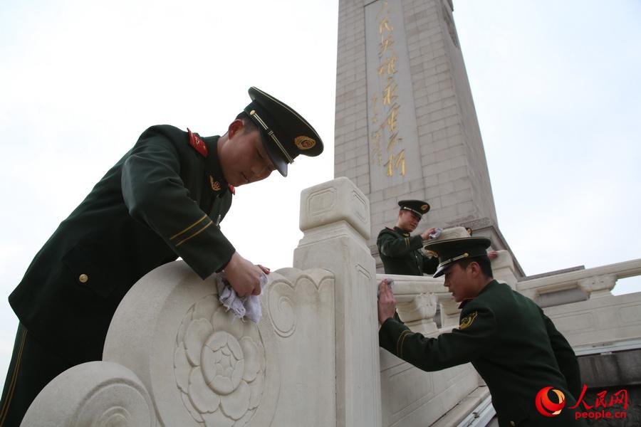 北京迎全國(guó)兩會(huì)數(shù)百武警洗天安門護(hù)欄