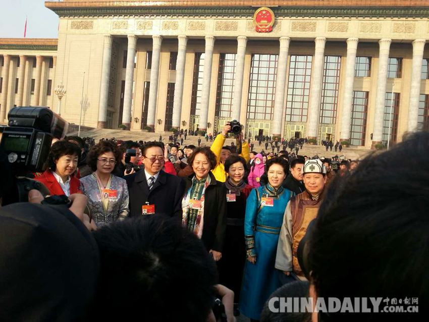 代表身著民族服裝出席人大開(kāi)幕會(huì)