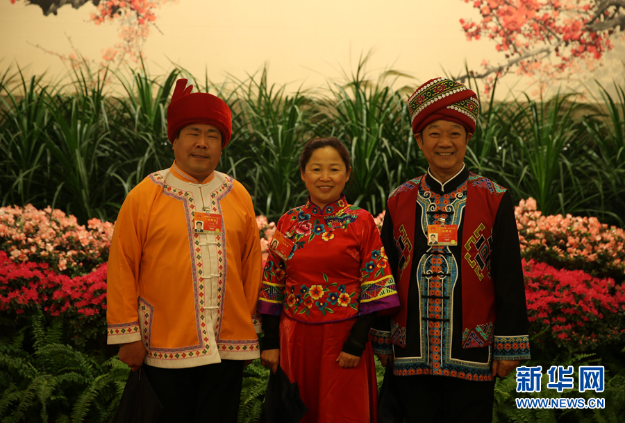 代表身著民族服裝出席人大開(kāi)幕會(huì)