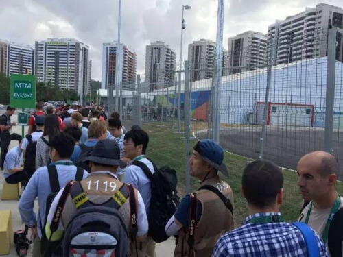 在奧運村閑逛能遇到誰？ 寧澤濤溜達(dá)似“老干部”