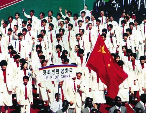 “西紅柿炒雞蛋”入場(chǎng)服火了！ 中國隊(duì)竟然穿了三屆奧運(yùn)