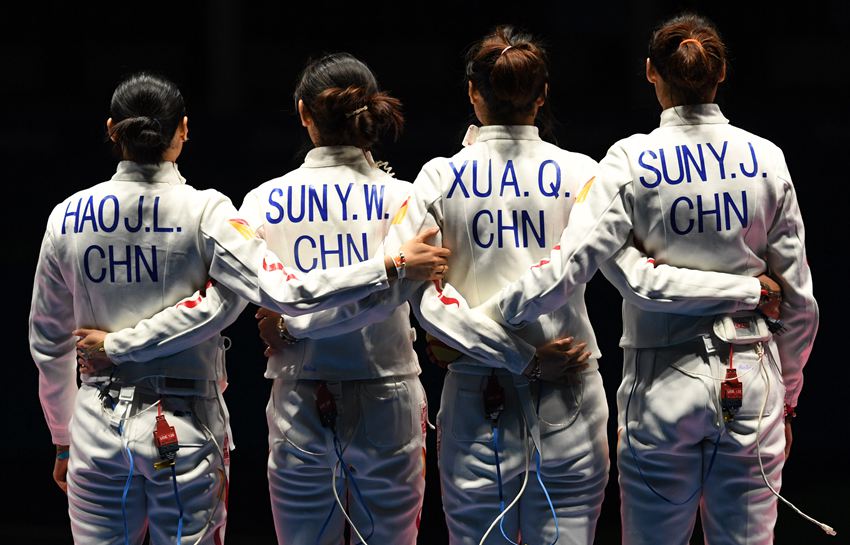組圖：中國(guó)女子重劍隊(duì)衛(wèi)冕失敗 摘得銀牌
