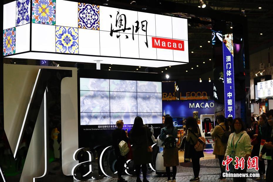首屆進(jìn)博會(huì) 價(jià)值3000萬粉色鉆石珠寶鞋“春燦”亮相
