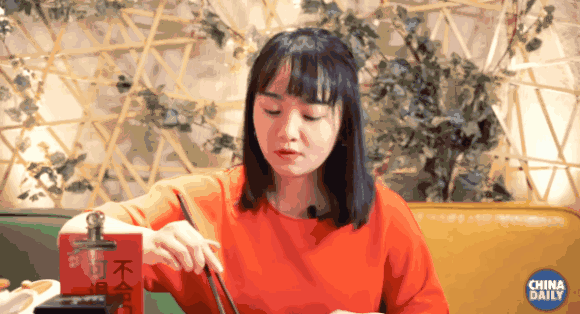 【學中文懂中國】英國小哥有點飄了，都敢和中國小姐姐比賽包餃子了！
