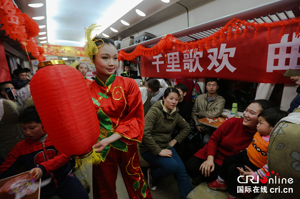 【網(wǎng)絡媒體走轉(zhuǎn)改】列車春晚鬧新春 溫暖回家過大年