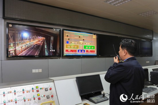 圖說動(dòng)車檢修員：白天從黑夜開始 精細(xì)到毫米的堅(jiān)守