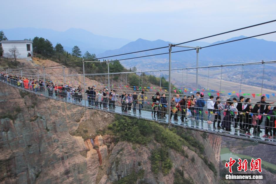 湖南石牛寨迎春節旅游高峰 百人同過玻璃橋