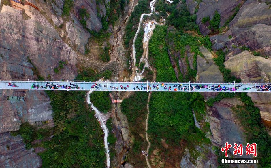 湖南石牛寨迎春節旅游高峰 百人同過玻璃橋