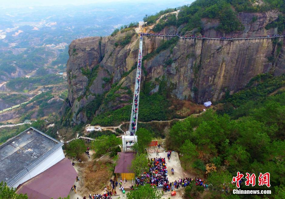 湖南石牛寨迎春節旅游高峰 百人同過玻璃橋