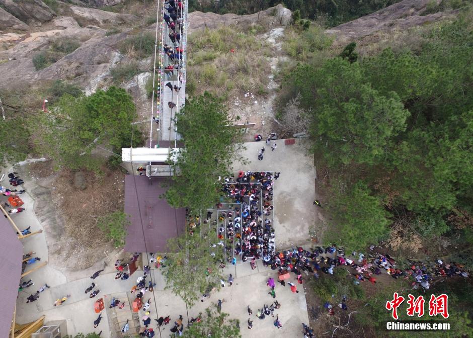 湖南石牛寨迎春節旅游高峰 百人同過玻璃橋