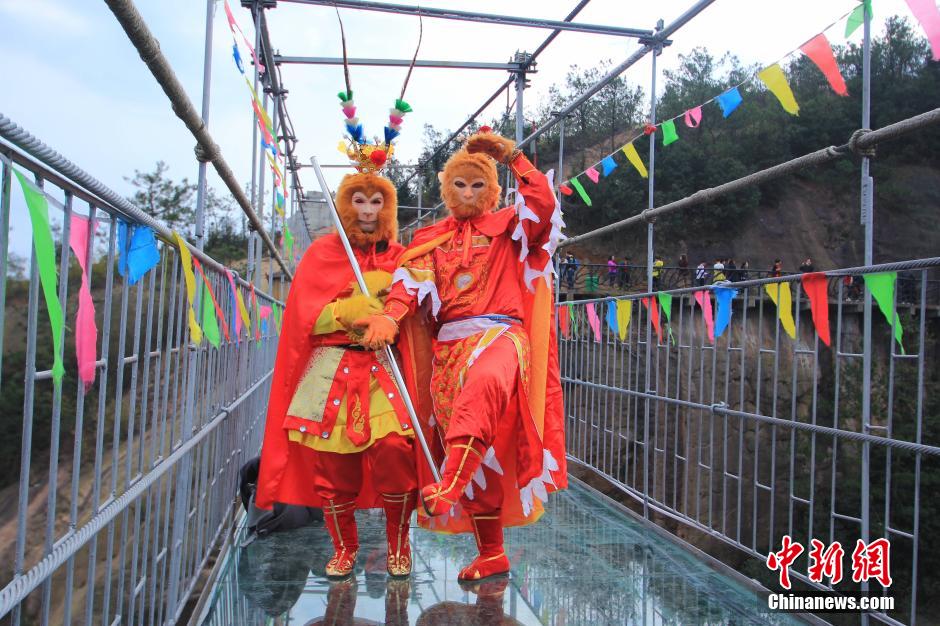 湖南石牛寨迎春節旅游高峰 百人同過玻璃橋