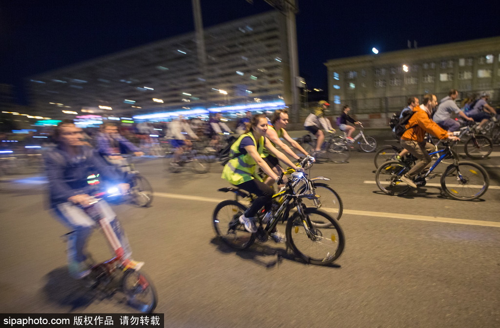 2016莫斯科夜騎活動 夜光酷炫自行車?yán)L(fēng)十足