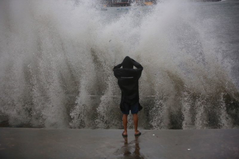 臺風“妮妲”登陸深圳 全市進入暴雨防御狀態
