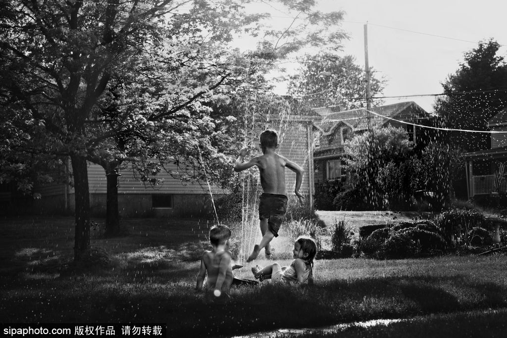 “童年不插電”系列經典攝影作品 童趣黑白最純粹