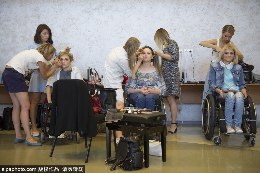 俄羅斯輪椅小姐選美大賽 身殘志堅展現別樣美麗