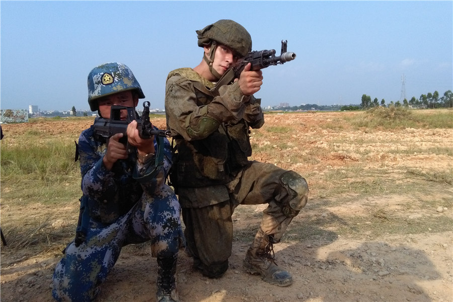 中俄海軍陸戰隊進行島礁攻防演練