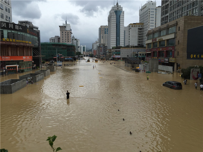臺風(fēng)“鲇魚”肆虐福建 福州遭強(qiáng)降雨侵襲開啟“看海”模式