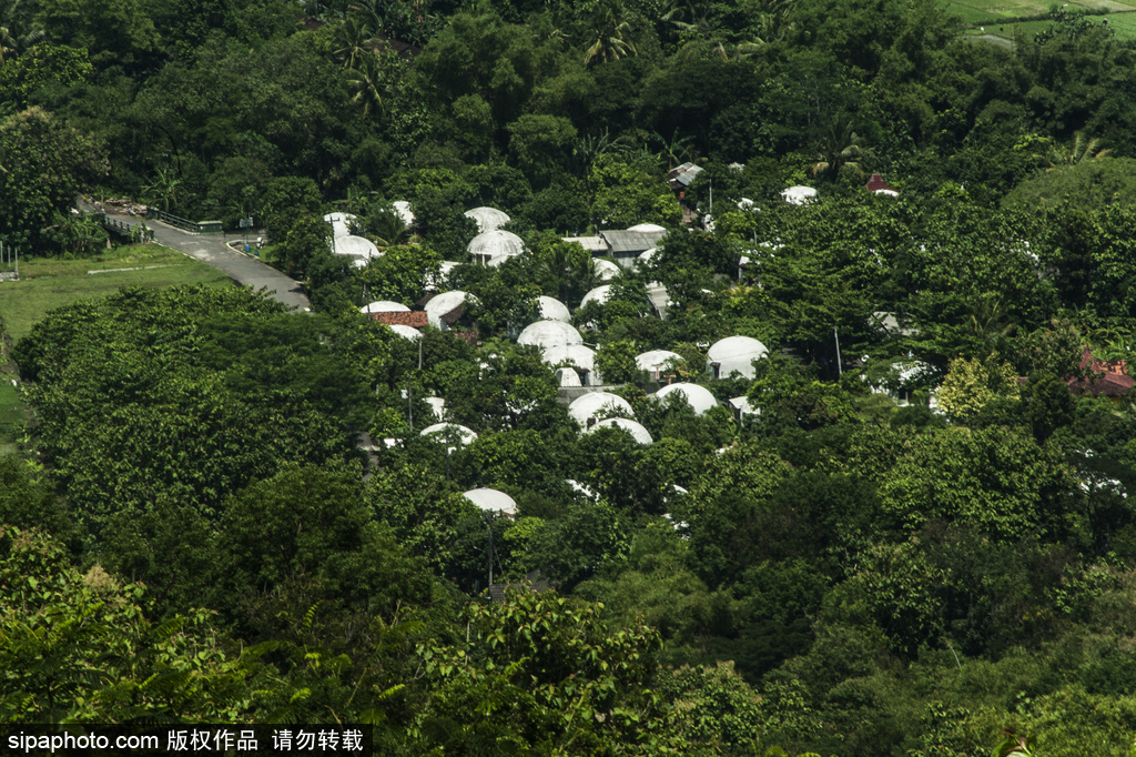 印尼海嘯十年后的災(zāi)民村 圓頂房屋造型奇特成旅游景點