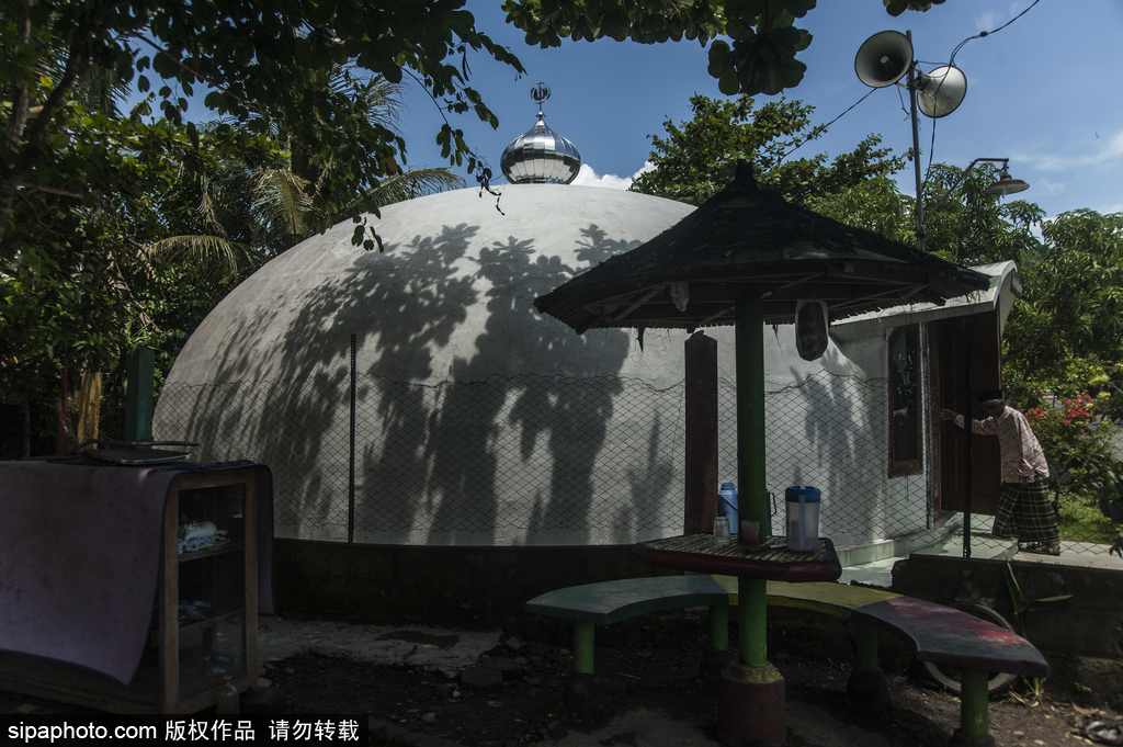 印尼海嘯十年后的災(zāi)民村 圓頂房屋造型奇特成旅游景點(diǎn)