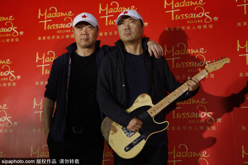 鹿晗蠟像被親掉色？盤點明星VS蠟像大對比