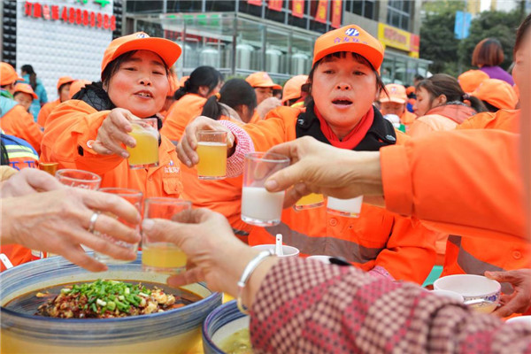 暖心！重慶一餐飲店請(qǐng)526名環(huán)衛(wèi)工吃團(tuán)年飯