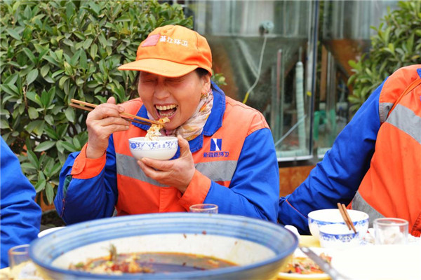 暖心！重慶一餐飲店請526名環衛工吃團年飯