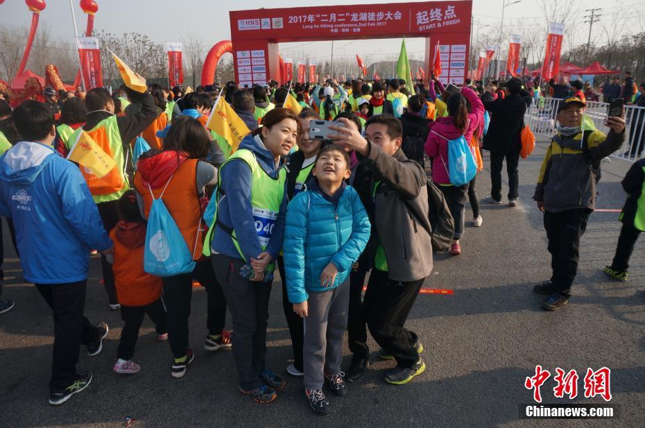 鄭州市民徒步走迎二月二“龍抬頭”（組圖）