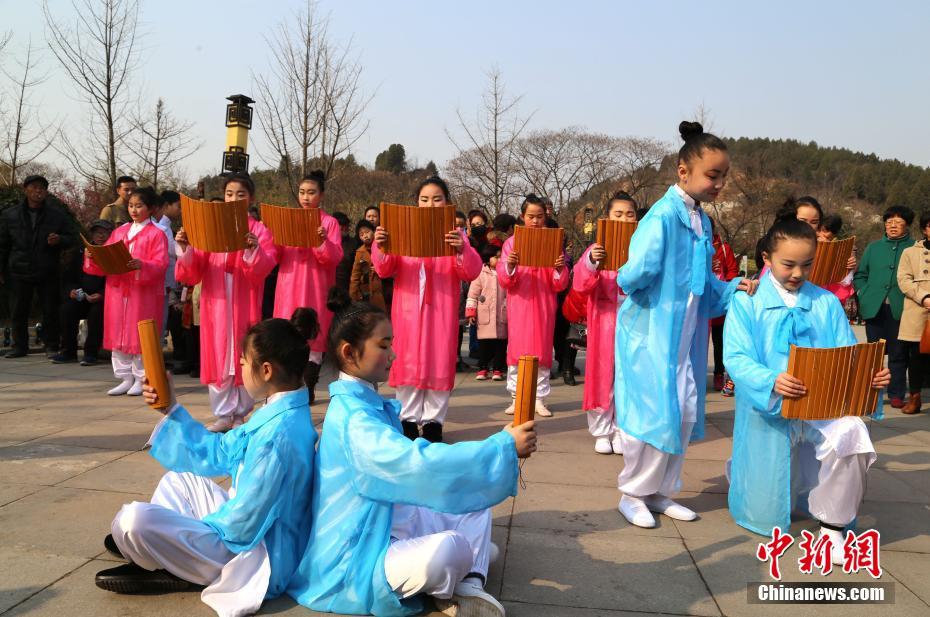 徐州梅花姹紫嫣紅迎春來 古風(fēng)漢韻穿越秀（組圖）