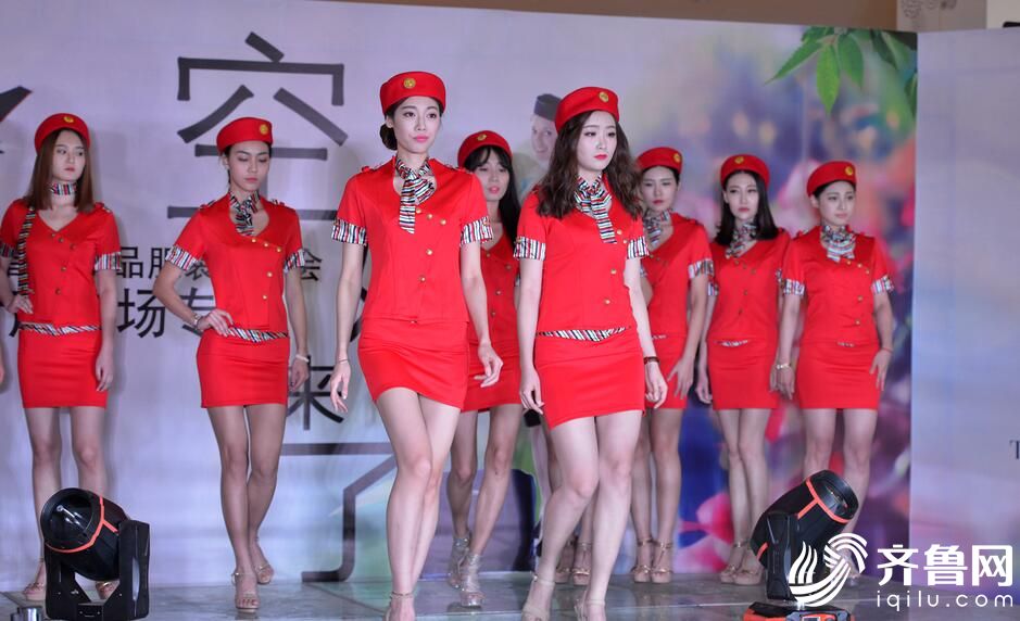 濟(jì)南模特空姐T臺秀 紅衣制服驚艷絕倫（組圖）