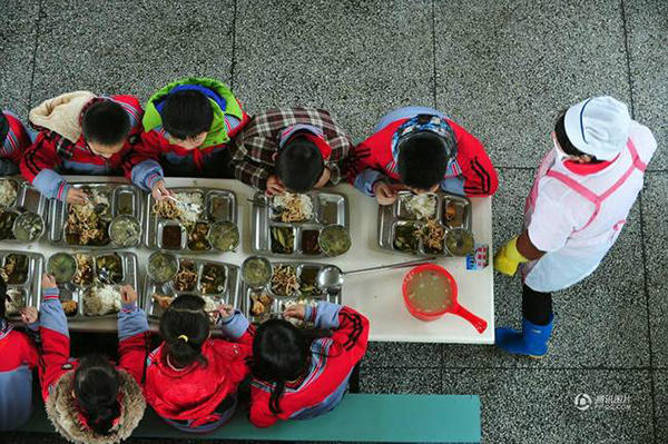 最大農村寄宿小學 近千人靠“剪刀石頭布”打飯