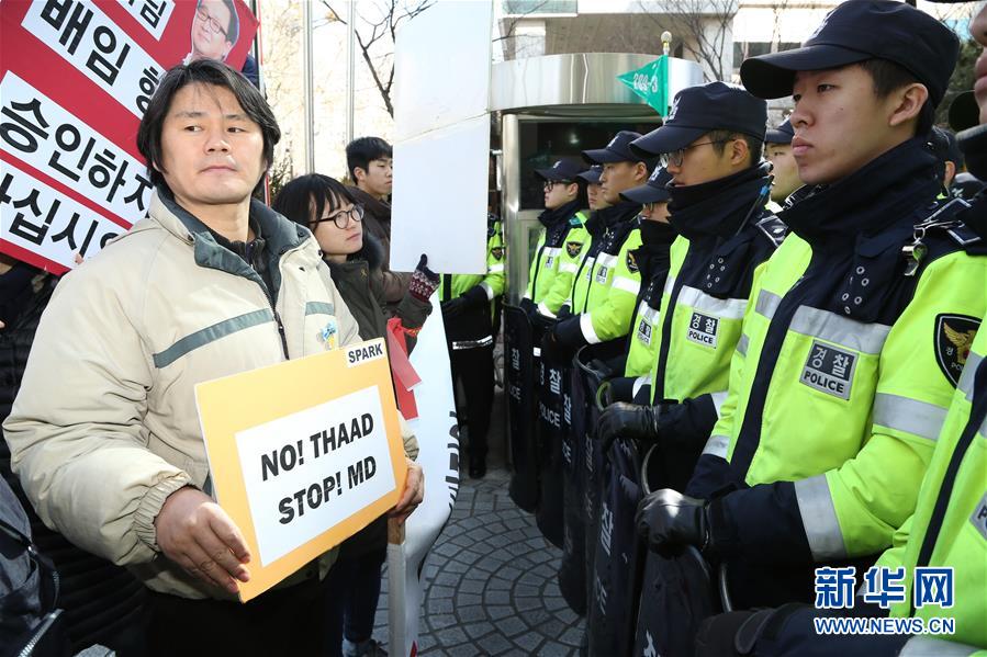 韓國民眾抗議樂天集團同意與軍方交換“薩德”用地