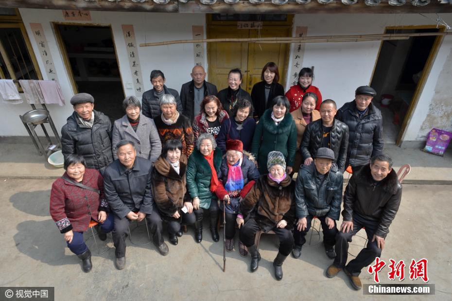 105歲老人全家共96口人 年齡相加達3850歲