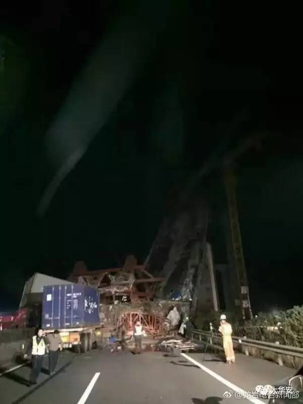 福建高架橋坍塌 現場5人墜落2輛車被砸【組圖】