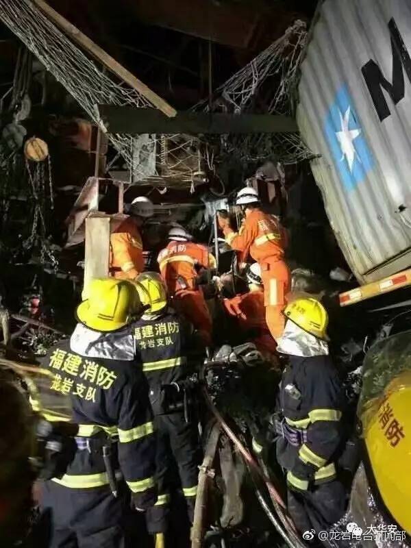 福建高架橋坍塌 現(xiàn)場(chǎng)5人墜落2輛車(chē)被砸【組圖】