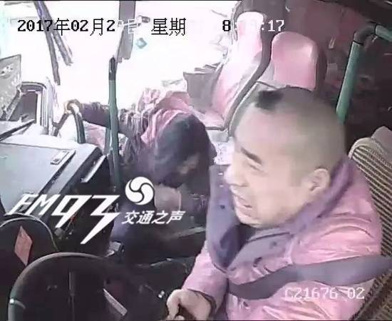 大巴司機(jī)閉眼開車 “夢游”20秒出車禍致1亡