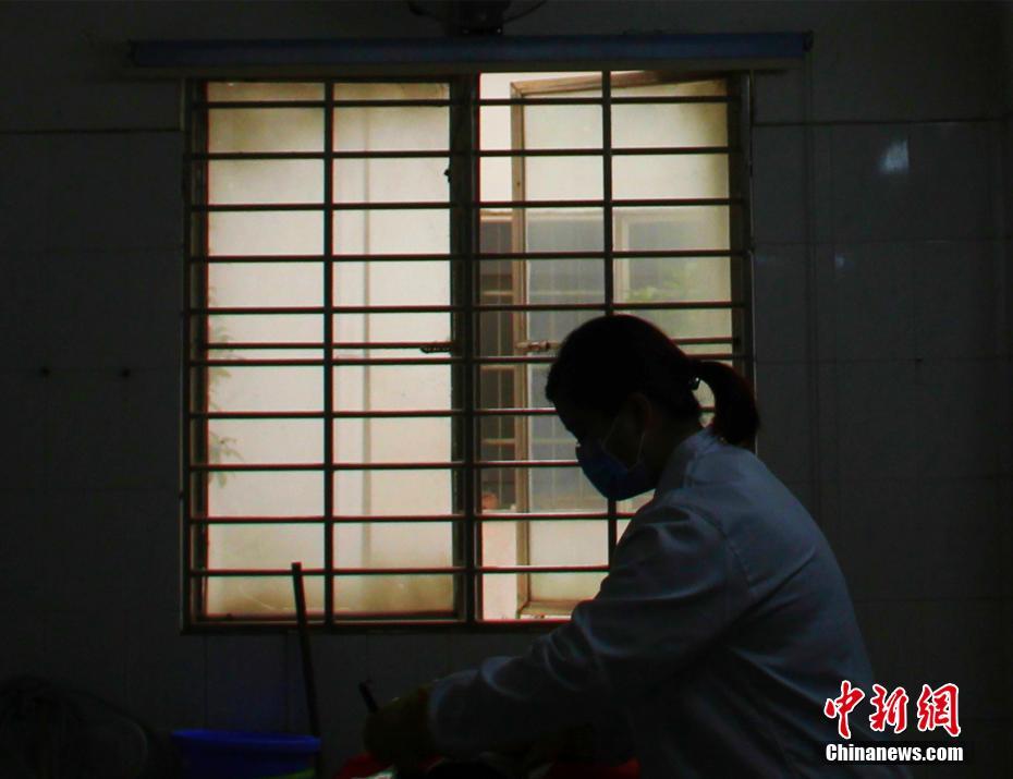 探訪廣西90后女遺體化妝師 堅(jiān)守五年護(hù)送逝者最后一程（組圖）
