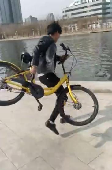 男子直播將共享單車扔入海河