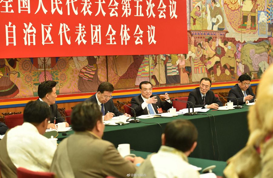 李克強(qiáng)參加西藏代表團(tuán)審議：民族團(tuán)結(jié)要像糌粑和糍粑那樣捏成團(tuán)、聚成團(tuán)、抱成團(tuán)