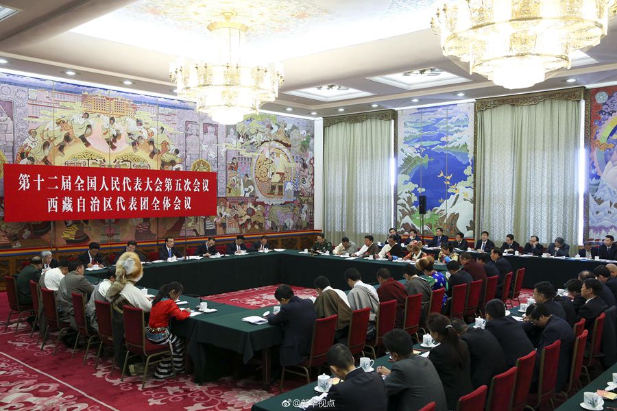 李克強(qiáng)參加西藏代表團(tuán)審議：民族團(tuán)結(jié)要像糌粑和糍粑那樣捏成團(tuán)、聚成團(tuán)、抱成團(tuán)