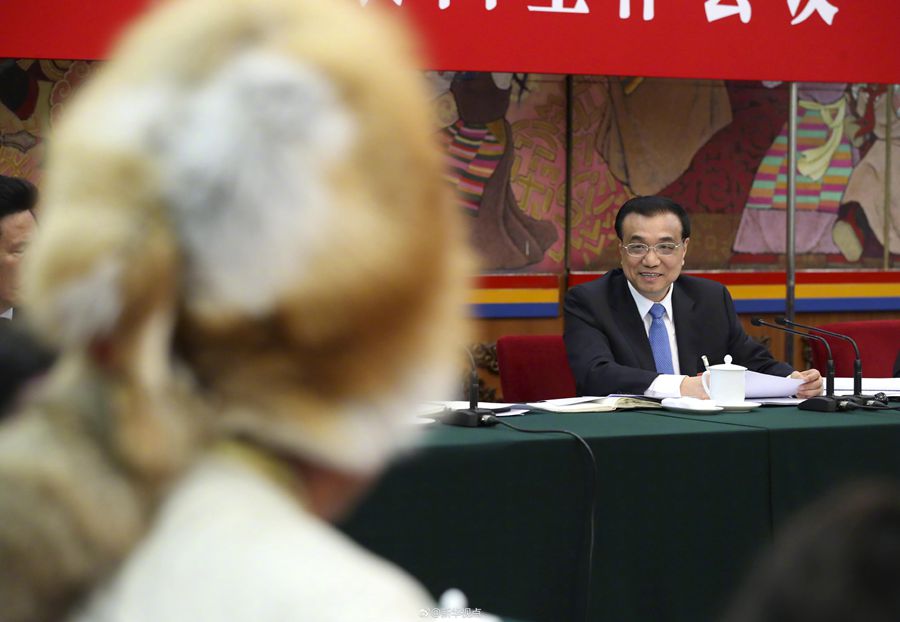 李克強(qiáng)參加西藏代表團(tuán)審議：民族團(tuán)結(jié)要像糌粑和糍粑那樣捏成團(tuán)、聚成團(tuán)、抱成團(tuán)