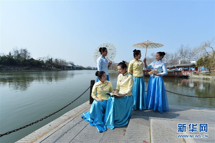 水鄉(xiāng)“服飾秀” 喜迎三八婦女節(jié)(組圖)