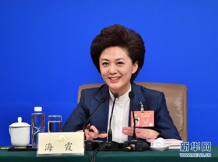 兩會會場內外的她們：工作著 美麗著（組圖）
