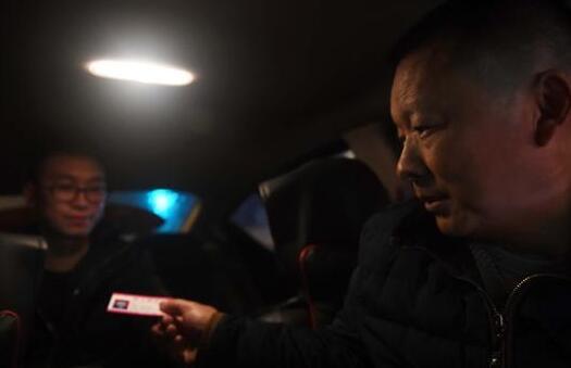 父親為尋找女兒成網(wǎng)約車(chē)司機(jī)，希望女兒坐上他的車(chē)（圖）