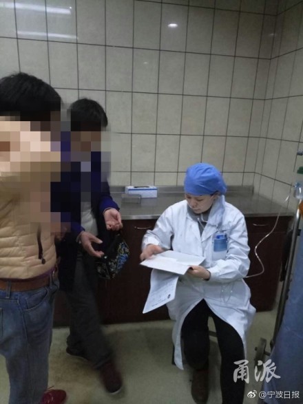懷孕七月準媽媽醫生邊吸氧邊給人看?。▓D）